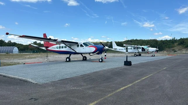 Aeronave Cessna Caravan de Xcalibur en una pista del Macizo Central francés