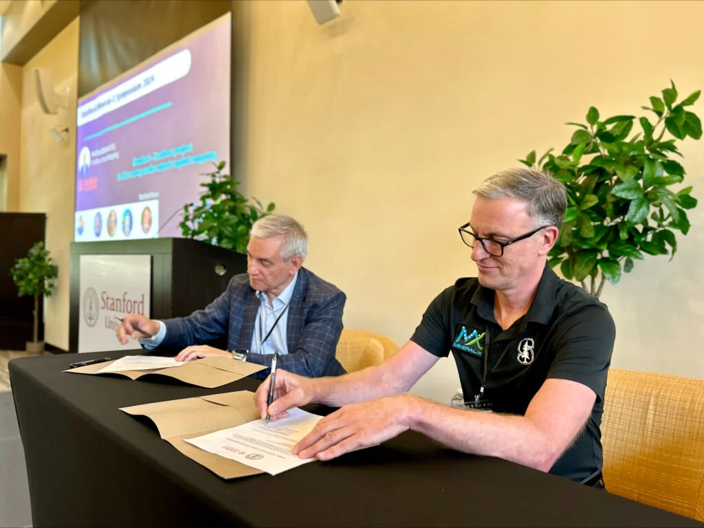 Directivos de Xcalibur y Stanford University firman un acuerdo de colaboración