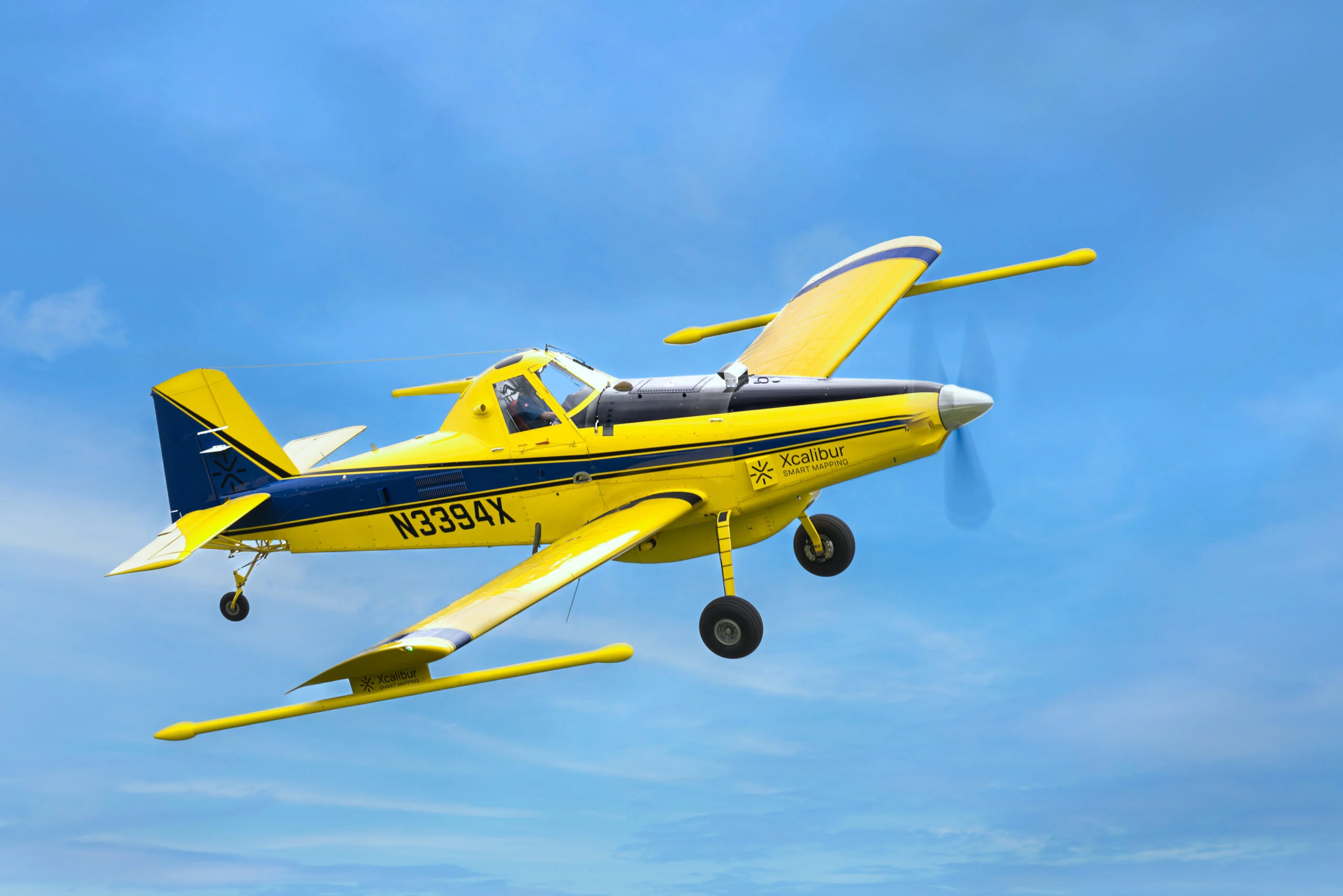 Avión Air Tractor AT-145 amarillo de Xcalibur Smart Mapping en vuelo
