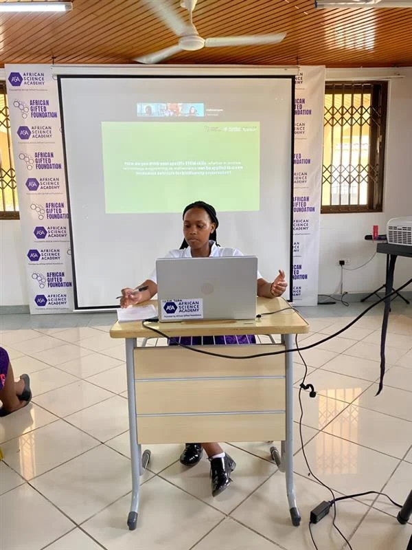 Formadora de Xcalibur imparte una sesión del programa HERoSTEM a alumnas de African Science Academy