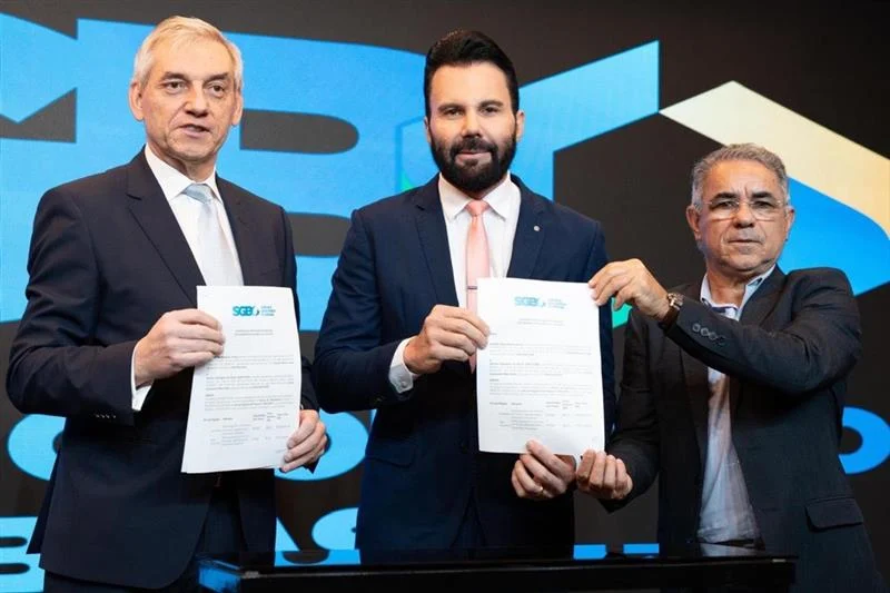 Representantes de Xcalibur y del Servicio Geológico de Brasil muestran el acuerdo firmado