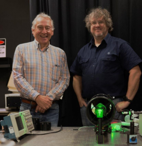 Dos investigadores junto a un instrumento de detección de hidrógeno