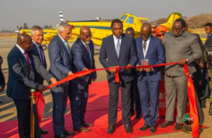 Autoridades de Zambia cortan la cinta ante una aeronave de prospección geofísica