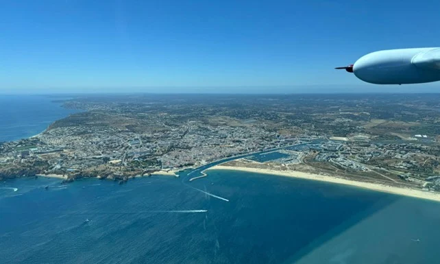 Vista aérea de la costa francesa desde una aeronave de prospección